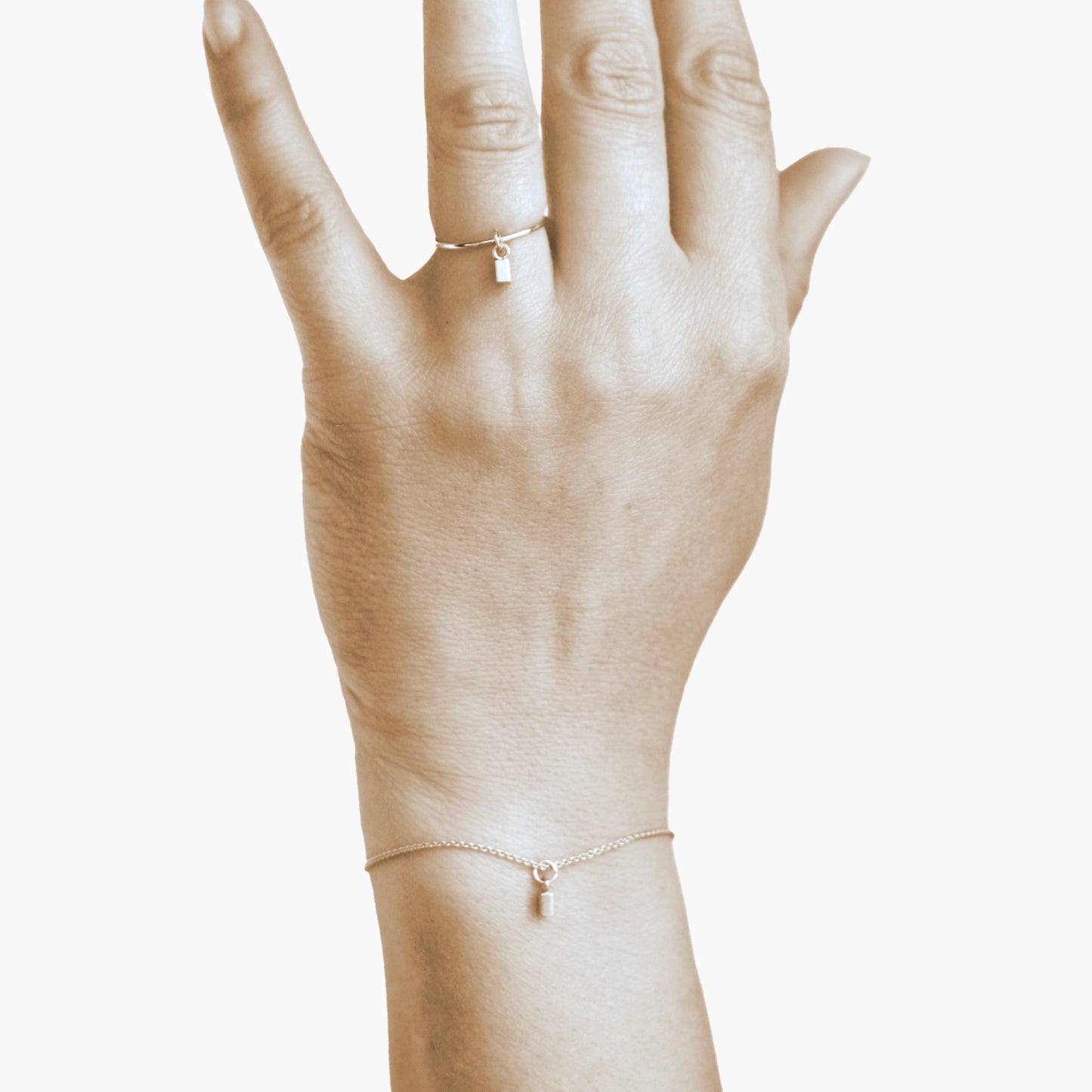 Goldring mit Cube-Anhänger