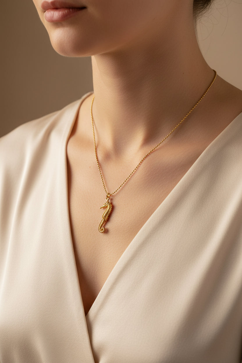Seehorse Halskette aus 925 Sterlingsilber, 24k vergoldet – Petit Laszlo, handgefertigt in Zürich