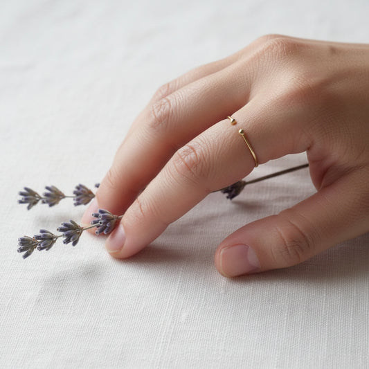 Dot Ring aus 9k Gold von Petit Laszlo, handgefertigt in Zürich
